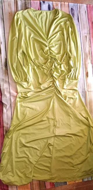 Vestido verde lima largo fruncido
