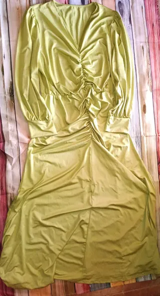 Vestido verde lima largo fruncido