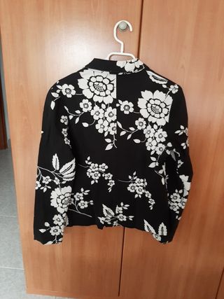 Chaqueta Estampada Flores Blanco y Negro