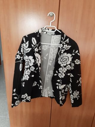 Chaqueta Estampada Flores Blanco y Negro