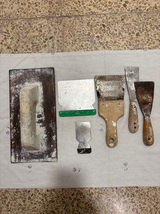Llana y espátulas de albañil