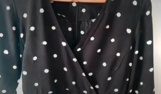 Vestido negro lunares blancos