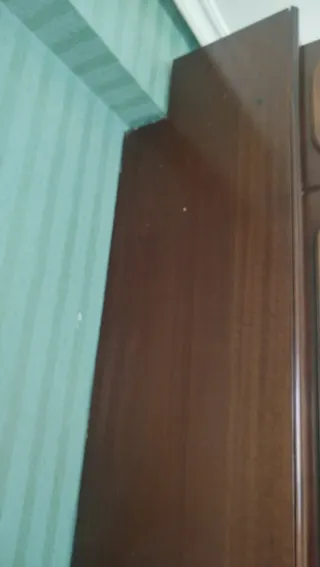 Armario de sala/ dormitorio marrón con mucho almac