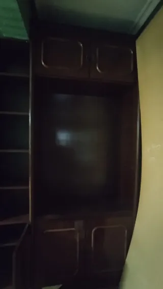Armario de sala/ dormitorio marrón con mucho almac