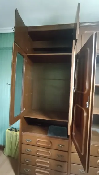 Armario de sala/ dormitorio marrón con mucho almac