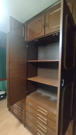 Armario de sala/ dormitorio marrón con mucho almac