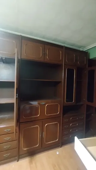 Armario de sala/ dormitorio marrón con mucho almac