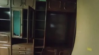 Armario de sala/ dormitorio marrón con mucho almac