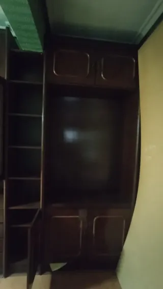 Armario de sala/ dormitorio marrón con mucho almac