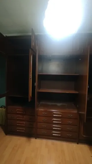 Armario de sala/ dormitorio marrón con mucho almac
