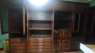 Armario de sala/ dormitorio marrón con mucho almac