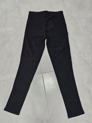 Pantalones negros con raya roja