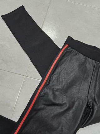Pantalones negros con raya roja