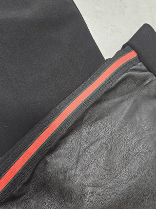 Pantalones negros con raya roja