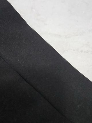 Pantalones negros con raya roja