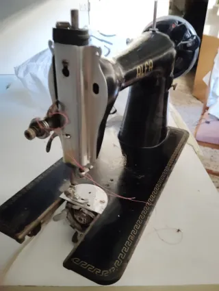 Máquina de coser Alfa antigua