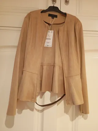 Cazadora Zara ante beige nueva