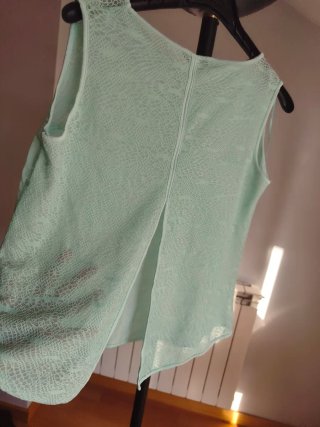 Camiseta verde, espalda abierta