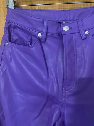 Pantalón efecto piel lila H&M