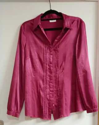 Blusa rosa satinada con pinzas