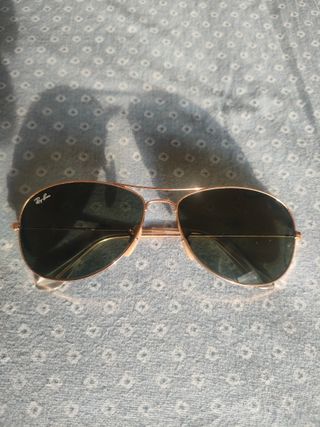 Gafas de aviador Ray-Ban doradas y verdes
