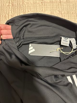 Pantalón deportivo Adidas negro a media pierna 