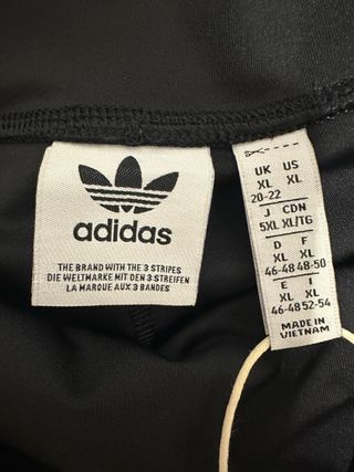Pantalón deportivo Adidas negro a media pierna 
