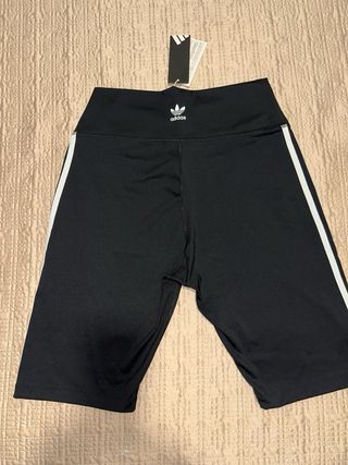 Pantalón deportivo Adidas negro a media pierna 