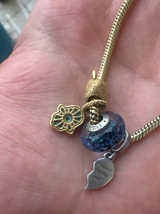 Pulsera Pandora dorada con charms