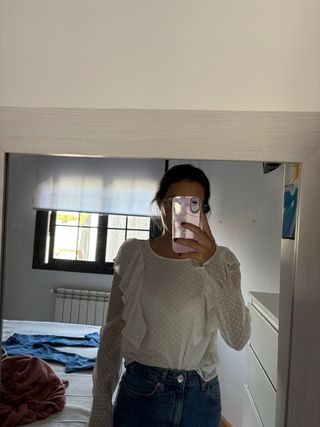 Blusa blanca Bershka con volantes