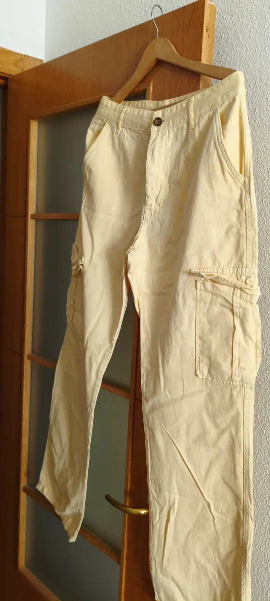 Pantalón cargo amarillo