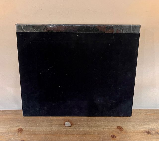 Naturaleza muerta con libros y pluma, óleo firmado