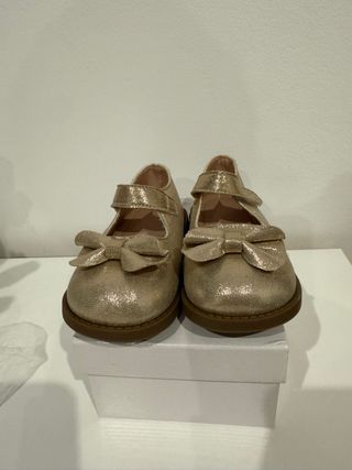 Zapatos dorados niña con lazo
Talla 24