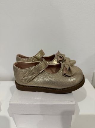 Zapatos dorados niña con lazo
Talla 24