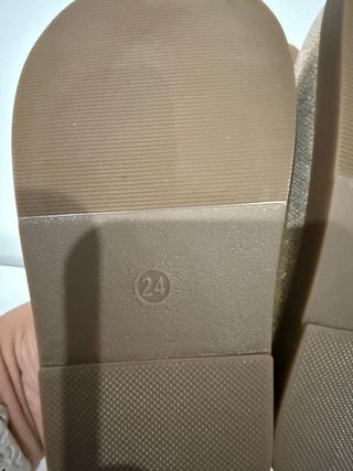 Zapatos dorados niña con lazo
Talla 24