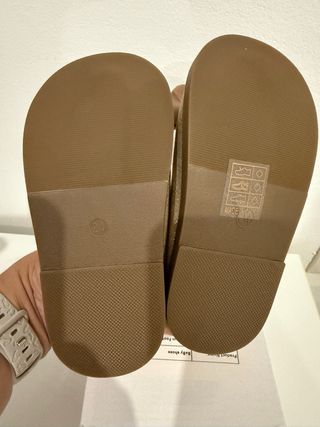 Zapatos dorados niña con lazo
Talla 24
