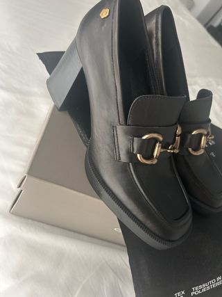 Zapatos Carmela tacón hebilla dorada