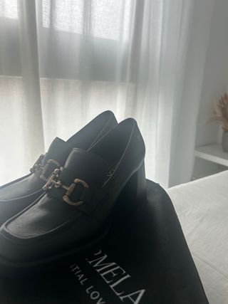 Zapatos Carmela tacón hebilla dorada