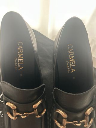 Zapatos Carmela tacón hebilla dorada