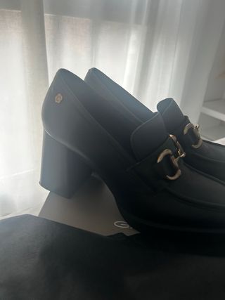 Zapatos Carmela tacón hebilla dorada