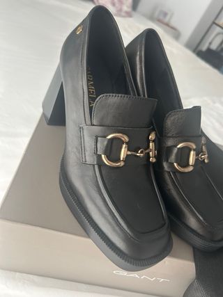 Zapatos Carmela tacón hebilla dorada