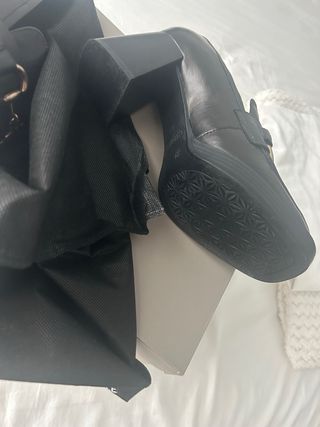 Zapatos Carmela tacón hebilla dorada