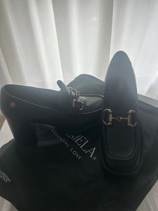 Zapatos Carmela tacón hebilla dorada