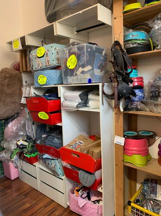 Mobile bianco con cassetti e appendi abiti