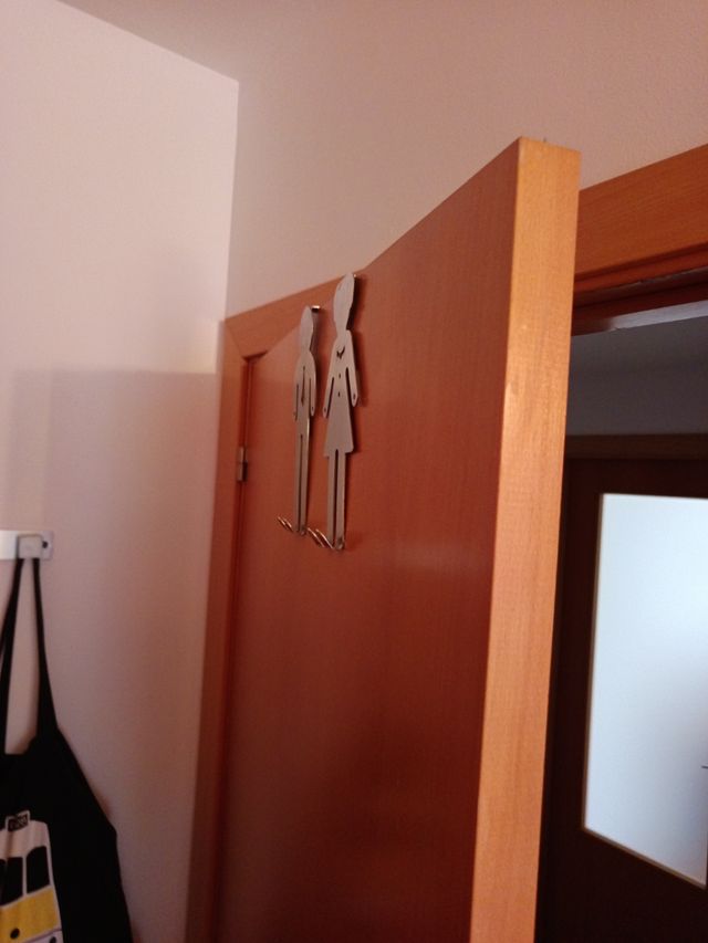 Colgador puerta hombre y mujer metal