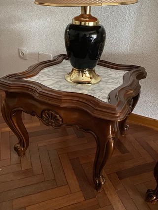 Mesas de centro de madera y mármol y sofá