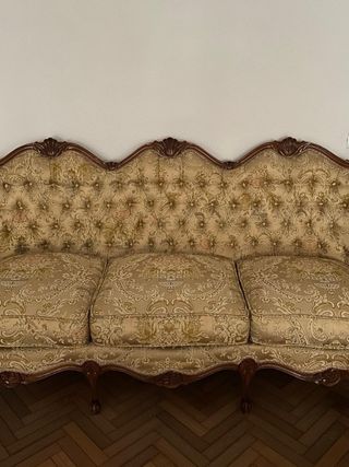 Mesas de centro de madera y mármol y sofá