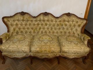 Mesas de centro de madera y mármol y sofá