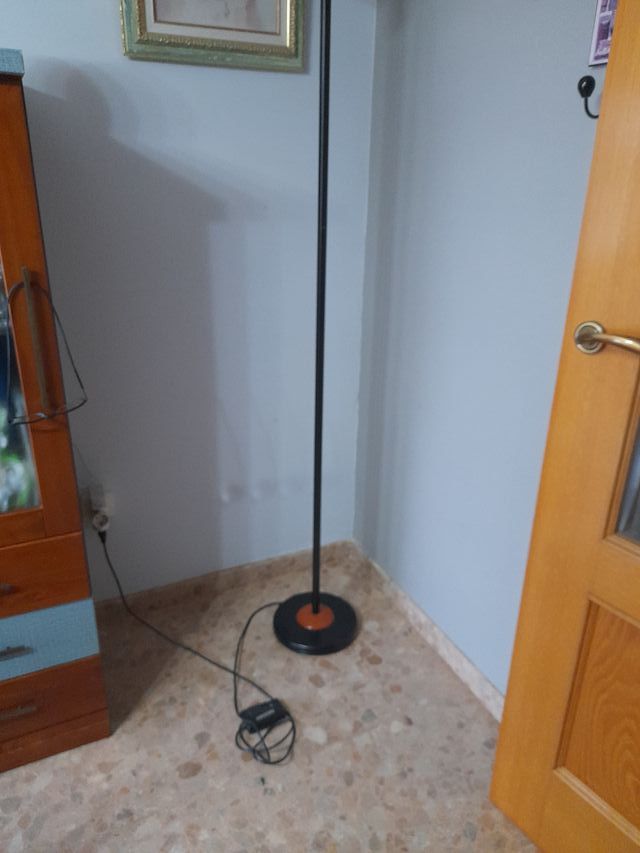 Lámpara de pie negra y madera