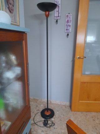 Lámpara de pie negra y madera